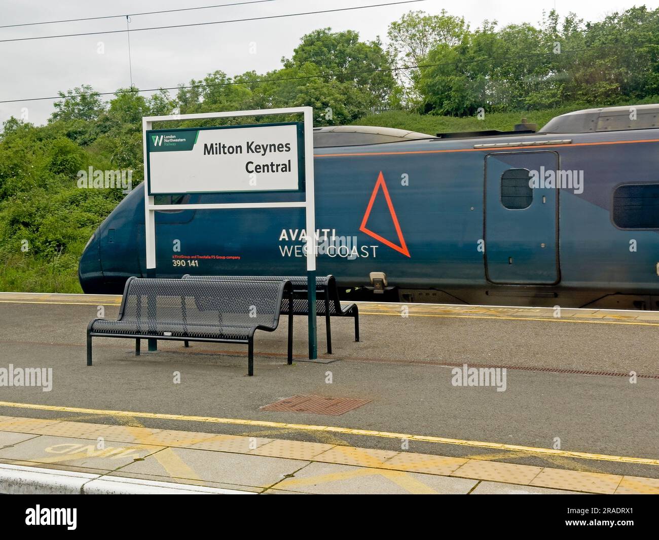 Avanti West Coast, FirstGroup e Trenitalia West Coast Partnership sono treni a Milton Keynes Central, gestiti dalla London Northwestern Railway TOC Foto Stock