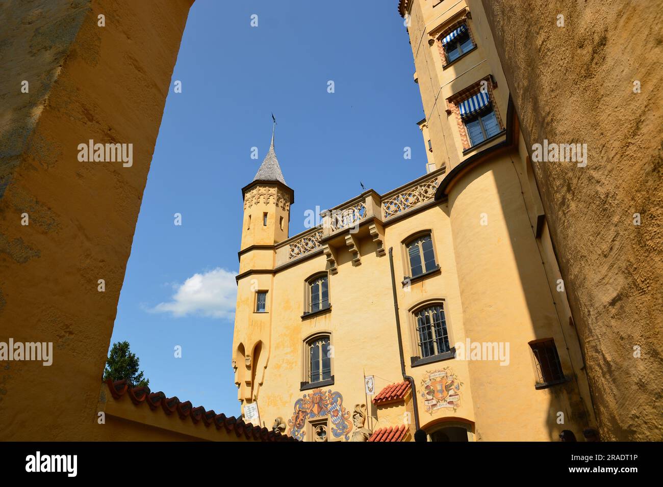 Castello DI HOHENSCHWANGAU, Germania meridionale – 08.21.2021: Castello di HOHENSCHWANGAU sul bordo settentrionale delle Alpi Foto Stock