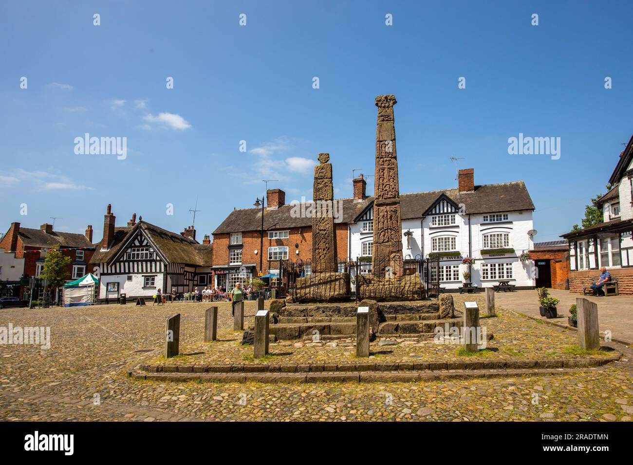 Le antiche croci sassoni si trovano nella piazza acciottolata del mercato della città mercantile del Cheshire di Sandbach, in Inghilterra Foto Stock