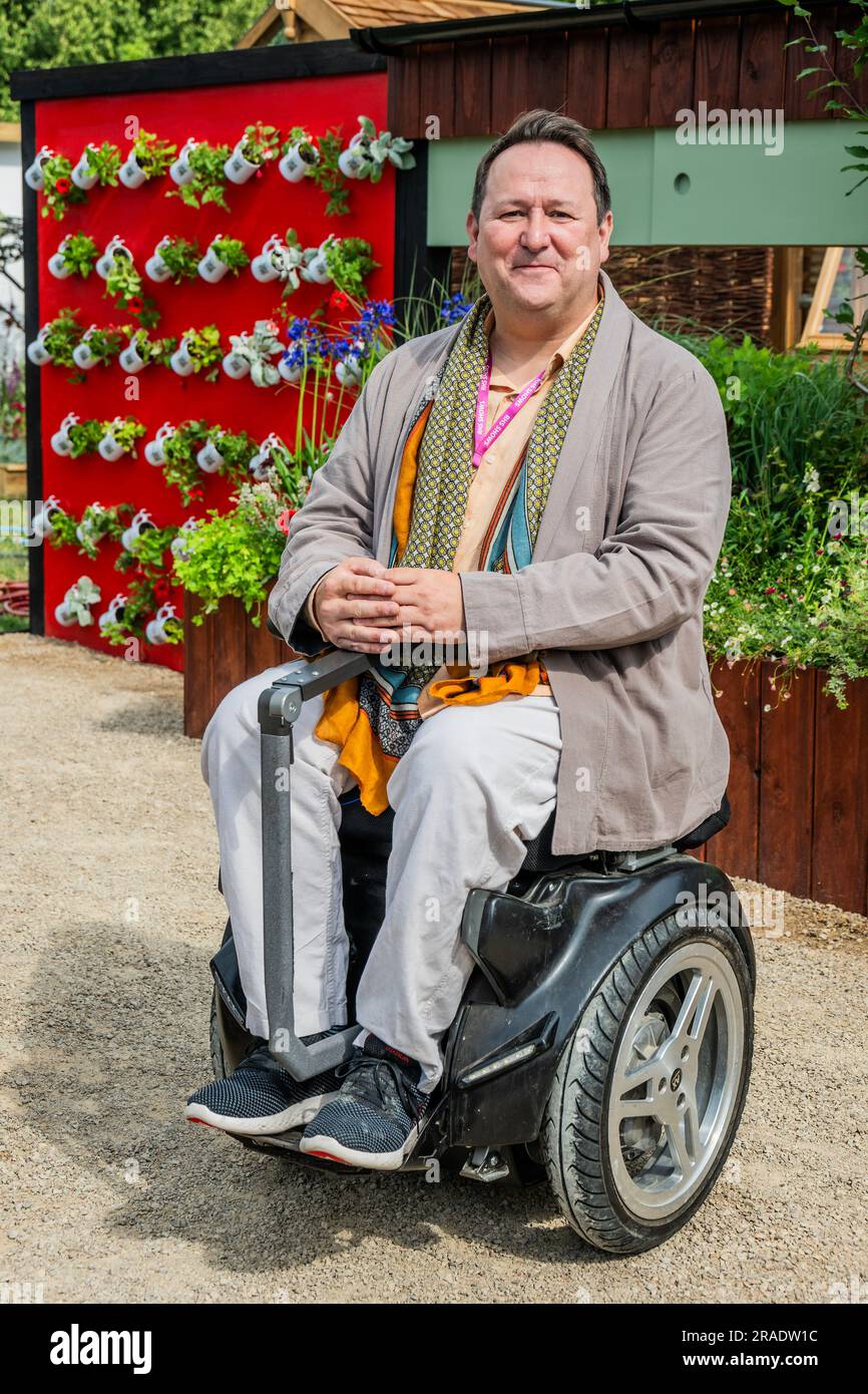 Londra, Regno Unito. 3 luglio 2023. Il RHS-BBC Morning Live budget-friendly Garden, presenta Garden, disegnato da Mark Lane (nella foto) - il RHS Hampton Court Palace Garden Festival 2023. È operativo dal 4-9 luglio. Crediti: Guy Bell/Alamy Live News Foto Stock