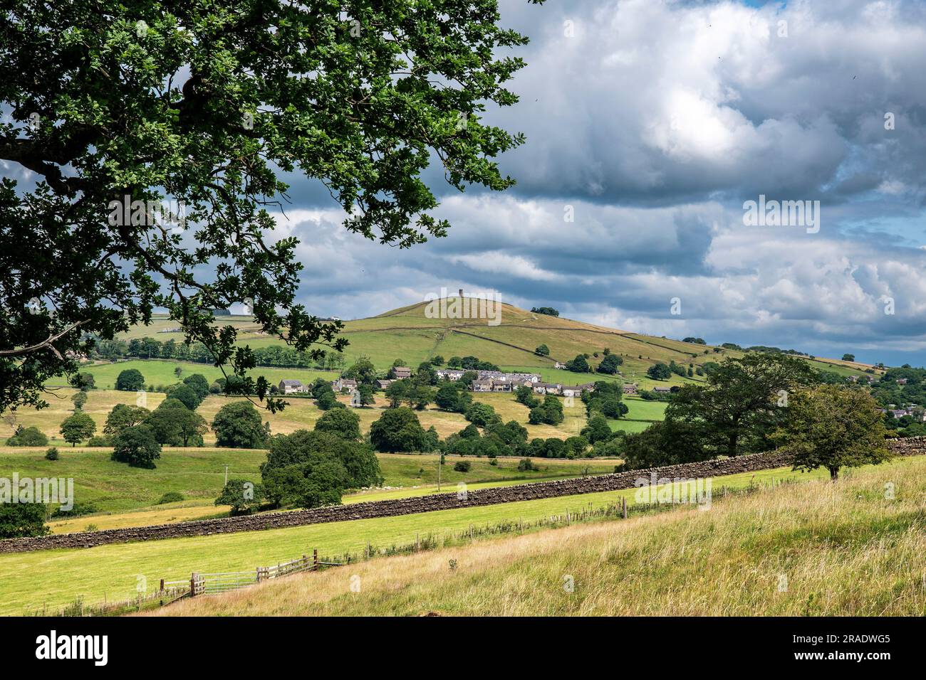 Scenario rurale del Lancashire dal villaggio di Roughlee, Pendle, guardando verso la Stansfield Tower, Blacko, Lancashire Foto Stock