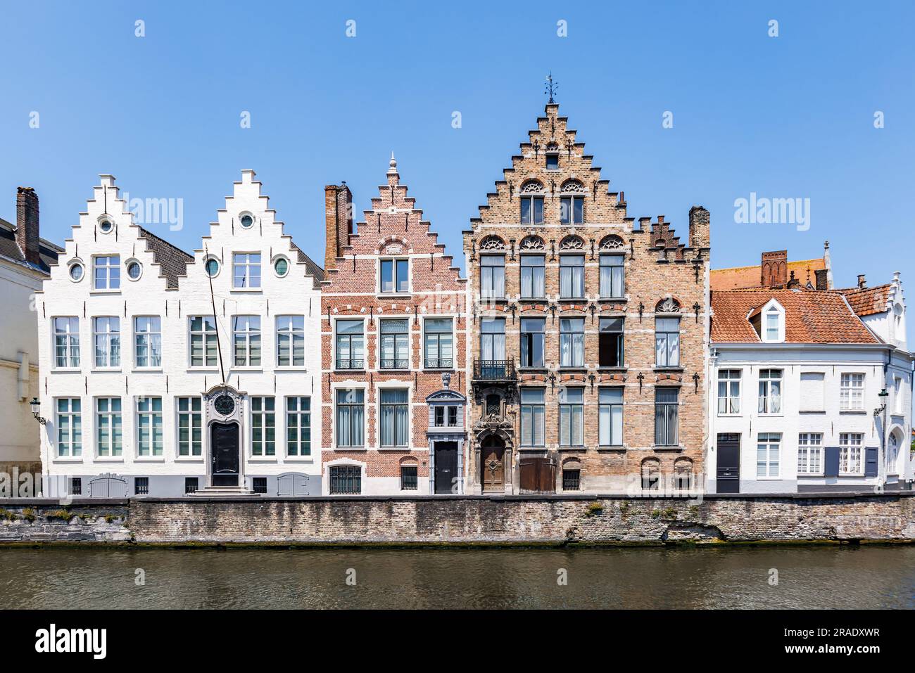 Tipico paesaggio urbano belga nella città di Bruges, Belgio, Europa. Una città molto turistica con un canale e vecchie case fiamminghe. Brugge, Belgio Foto Stock