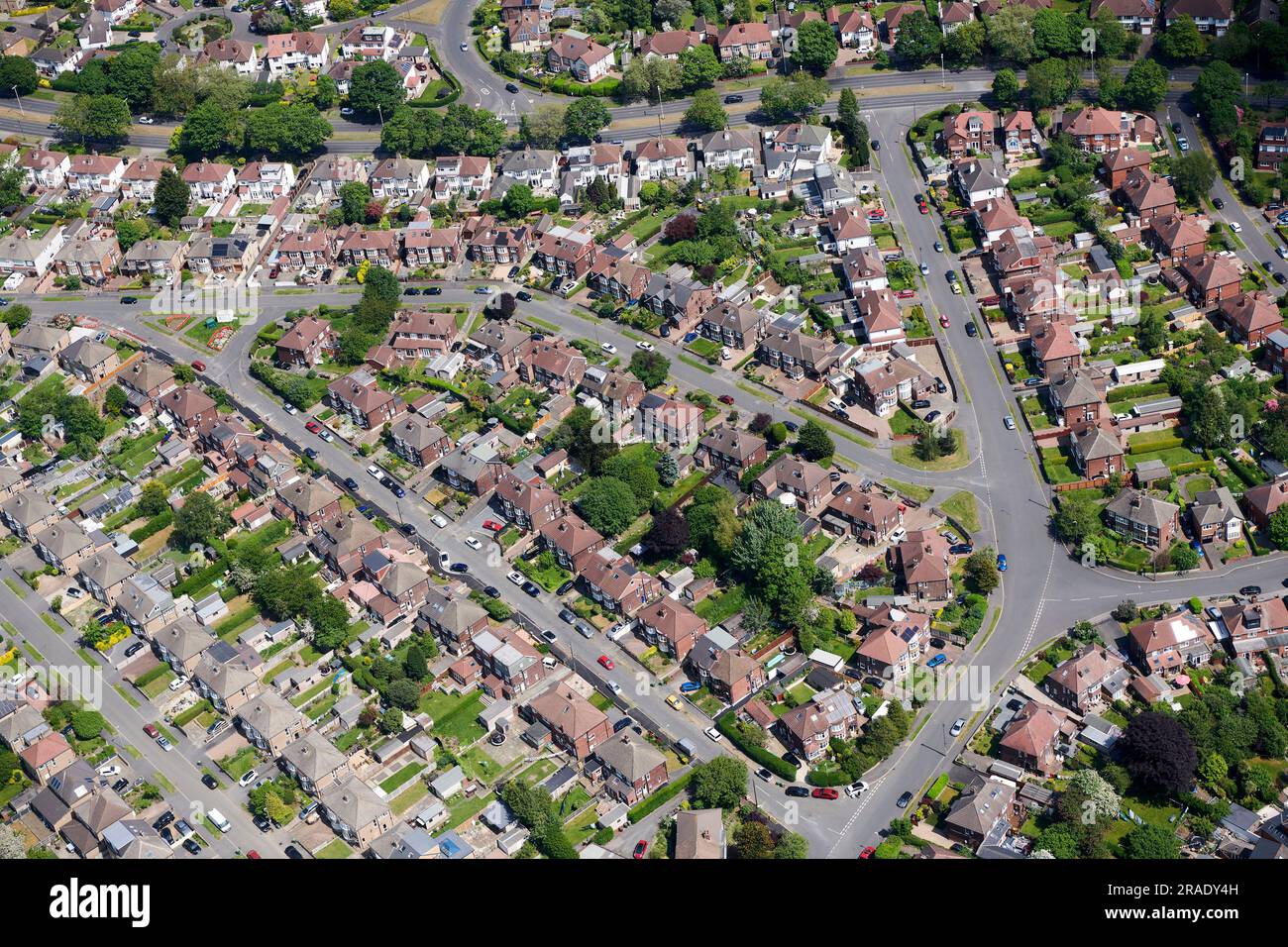 Una vista aerea della periferia semi-indipendente, a Carr Manor Estate, North Leeds, West Yorkshire, Inghilterra settentrionale, Regno Unito Foto Stock