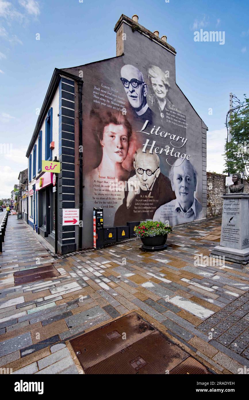 Murale a Carrick-on-Shannon, che raffigura alcuni dei più famosi scrittori e poeti di Leitrim, Foto Stock