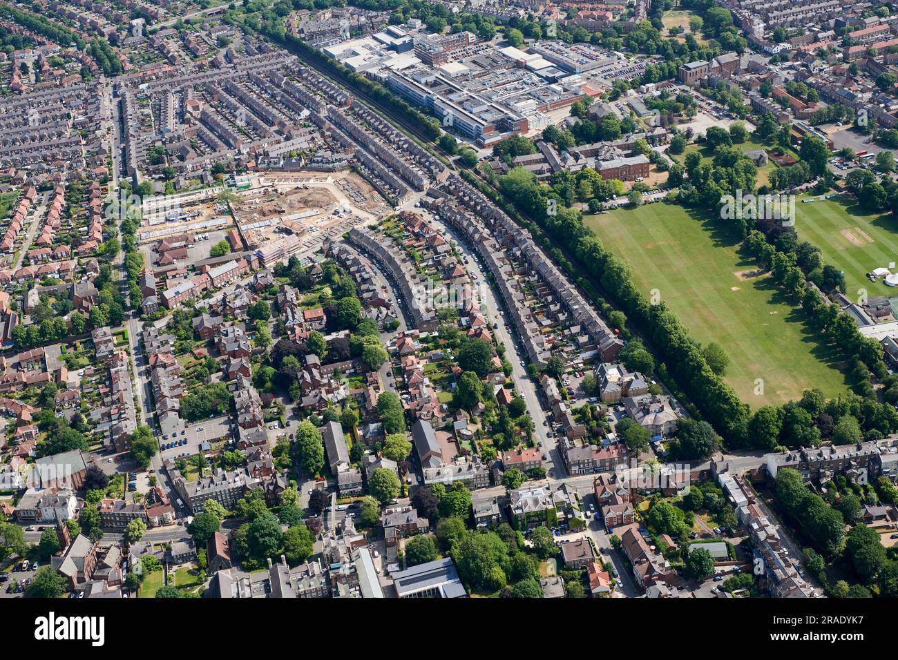 Una vista aerea della storica città di York, Inghilterra settentrionale, North Yorkshire, Regno Unito, che mostra strade di case con terrazza a nord della città Foto Stock
