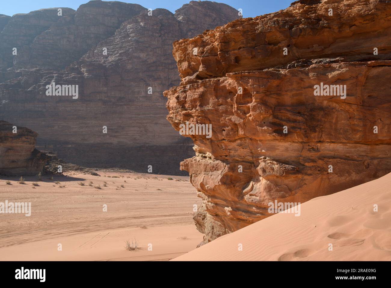 Deserto arabo. Wadi Rum. Paesaggio spaziale. Impronte sulla sabbia. Location per molte pellicole di fantascienza. Foto Stock
