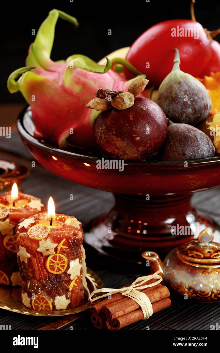 Vita tranquilla con frutte esotiche - mangosteen, fig, dragon frutta, cornuto melone, tamarillo Foto Stock