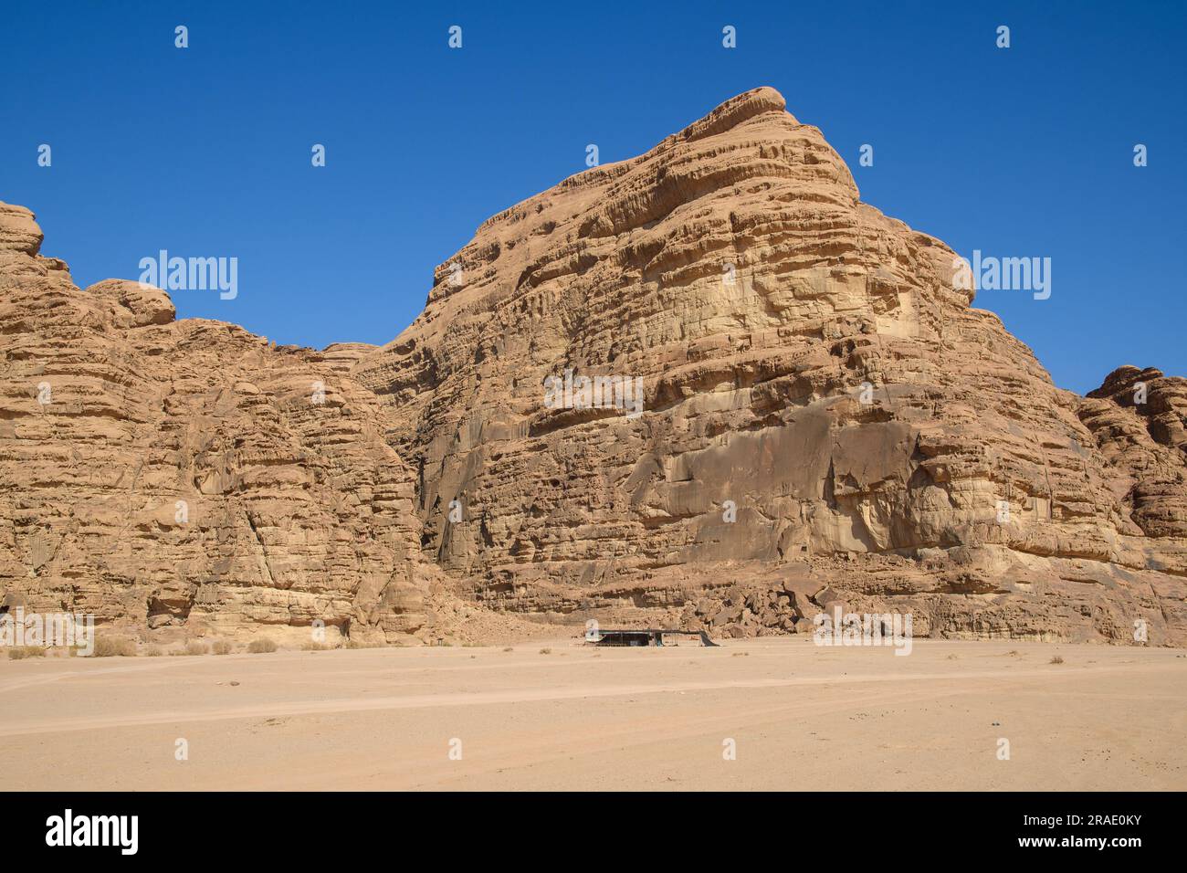 Deserto arabo. Wadi Rum. Paesaggio spaziale. Impronte sulla sabbia. Location per molte pellicole di fantascienza. Foto Stock