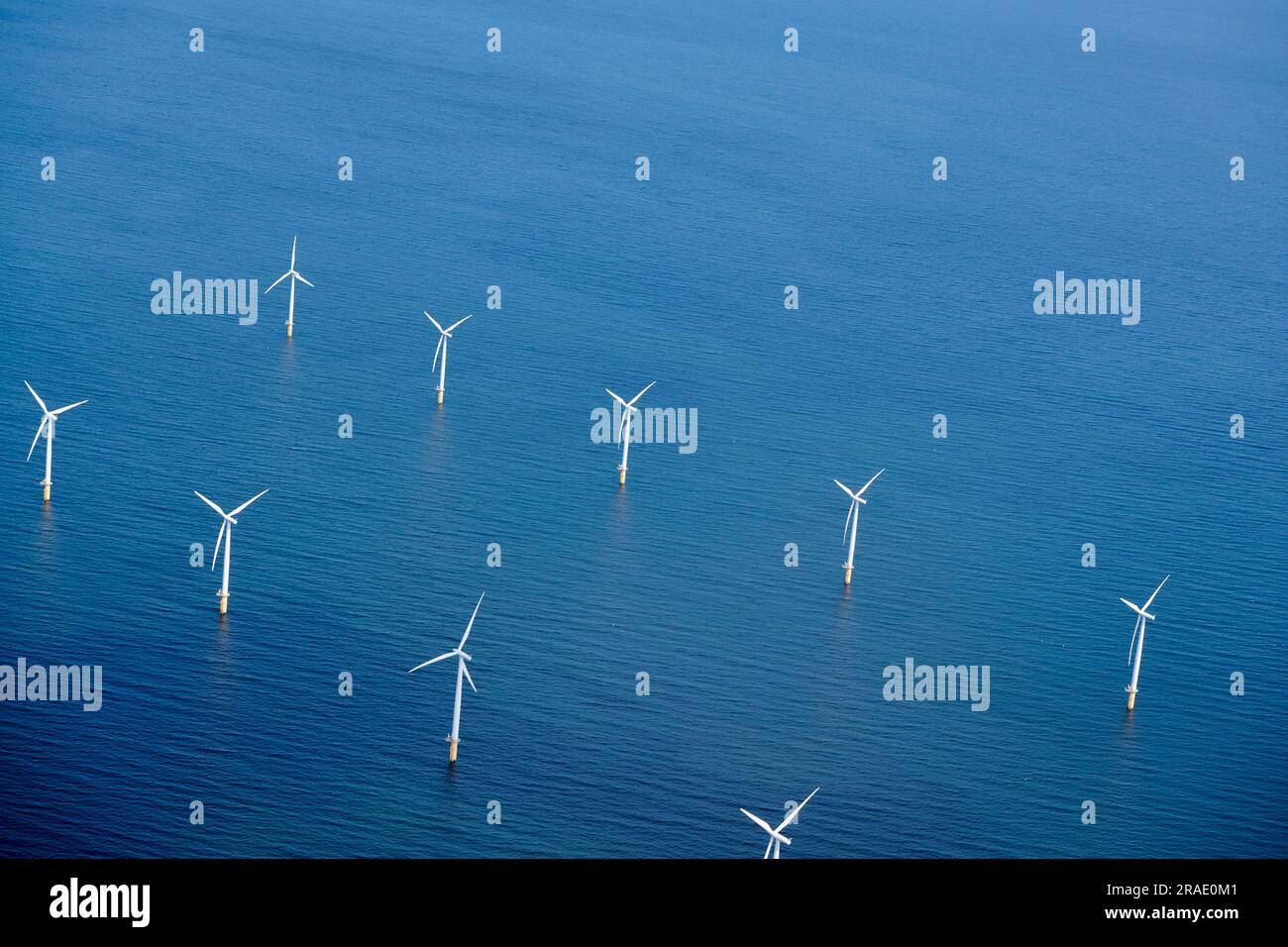 Vista aerea delle turbine eoliche al largo della foce dell'estuario di Tees, mare del nord, Teeside, Inghilterra nord-orientale Regno Unito Foto Stock