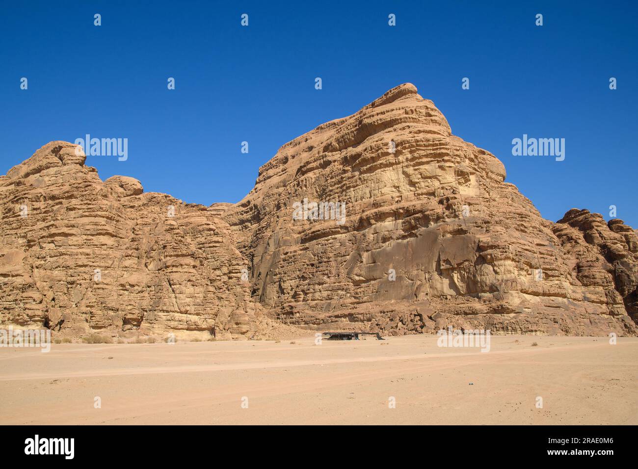 Deserto arabo. Wadi Rum. Paesaggio spaziale. Impronte sulla sabbia. Location per molte pellicole di fantascienza. Foto Stock