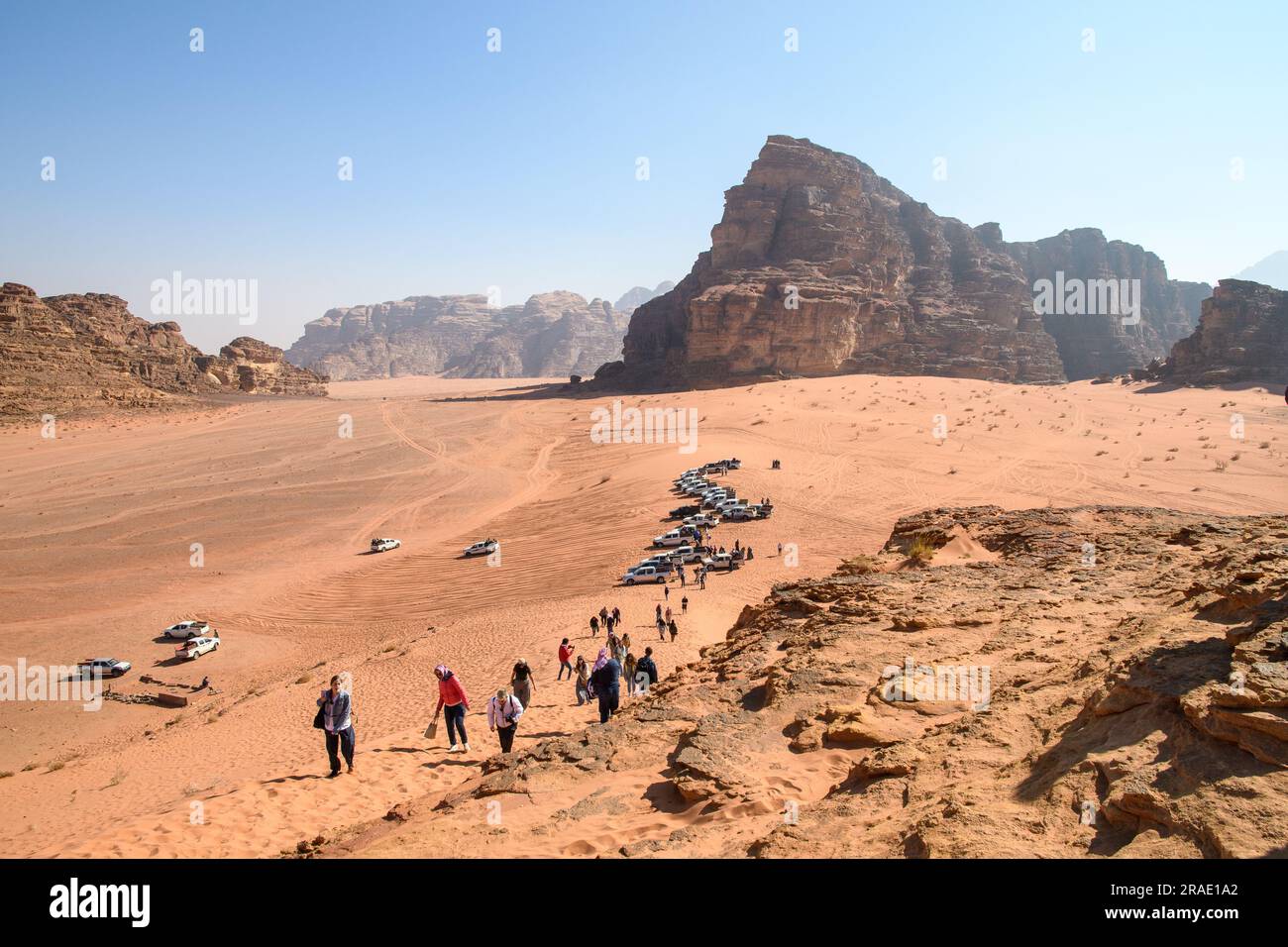 Wadi Rum, Giordania - 19 dicembre 2022: Una spedizione turistica su veicoli fuoristrada si fermò per riposarsi nella zona di Wadi Rum, nella parte giordana del Foto Stock