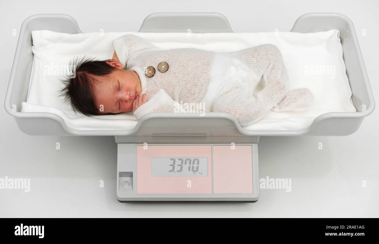 misurazione del peso del neonato sulle bilance digitali Foto stock - Alamy