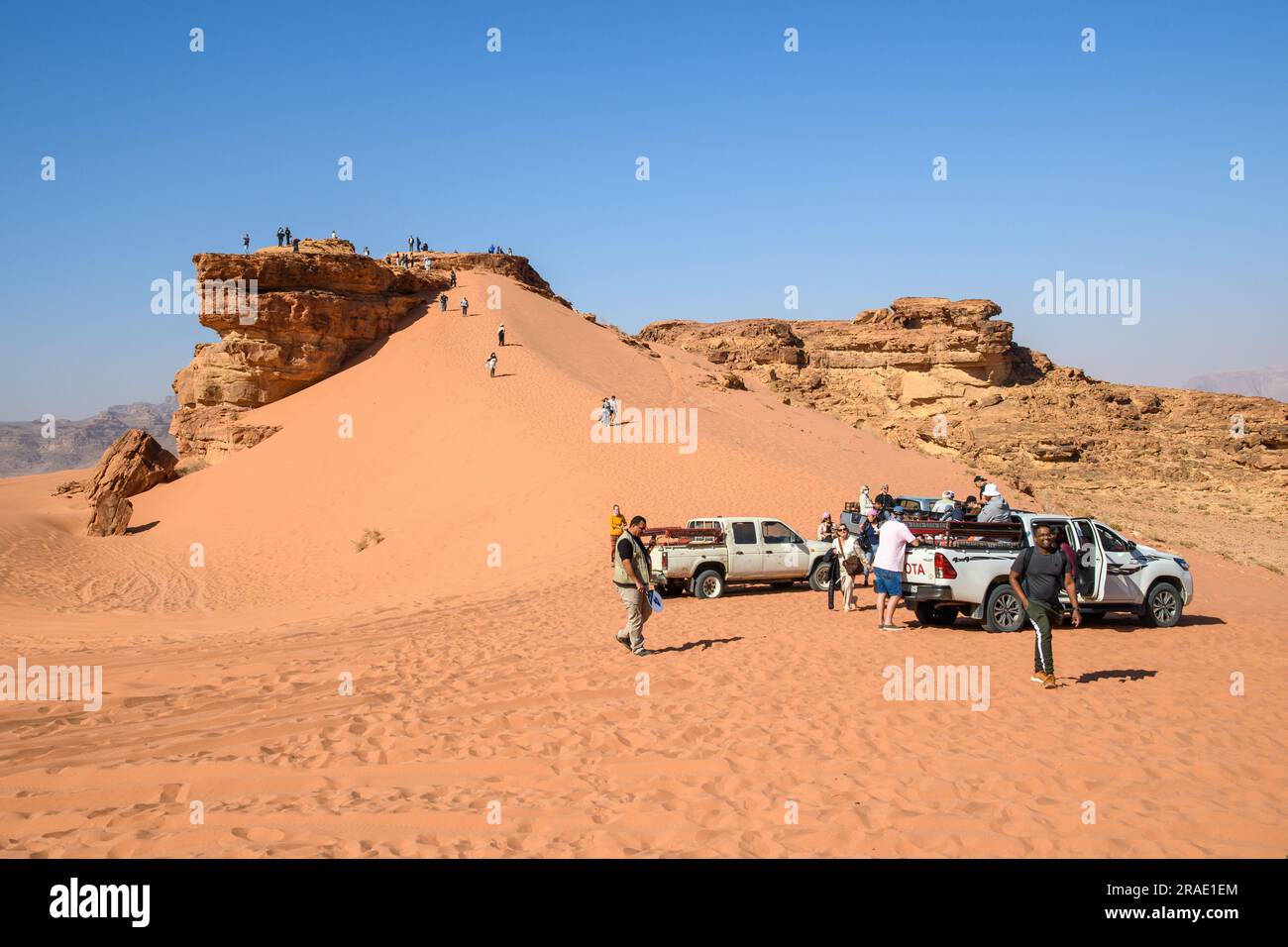 Wadi Rum, Giordania - 19 dicembre 2022: Una spedizione turistica su veicoli fuoristrada si fermò per riposarsi nella zona di Wadi Rum, nella parte giordana del Foto Stock