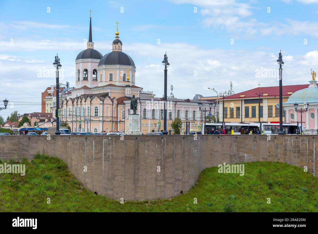 Tomsk, vista della cattedrale dell'Epifania dalla riva sinistra del fiume Ushayka Foto Stock