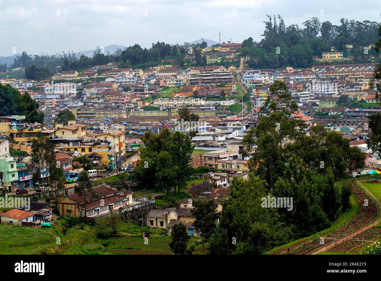 Vista della città di Ooty dal Centenary Rose Park a Vijayanagaram a Ooty Udhagamandalam, Nilgiris, Tamil Nadu, India meridionale, Asia Foto Stock