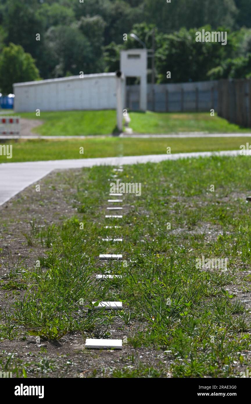 17 giugno 2023, Thürigen, Mödlareuth: Pannelli quadrati bianchi segnano il corso dell'ex confine interno-tedesco vicino a Mödlareuth. A causa della sua somiglianza con il muro di Berlino, la sezione di confine divenne nota anche come "piccola Berlino". Oggi, il memoriale del Museo tedesco-tedesco si trova qui. Foto: Heiko Rebsch/dpa Foto Stock