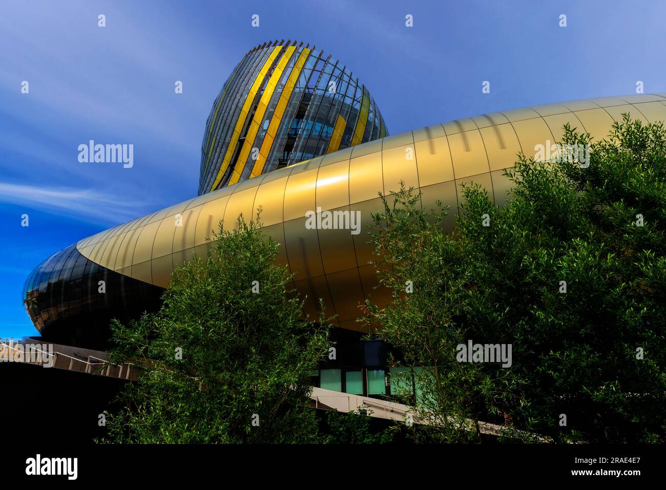 Museo Cite du Vin a Bordeaux, Francia. La Cité du Vin è un museo e un luogo di mostre, spettacoli, proiezioni cinematografiche e seminari accademici Foto Stock