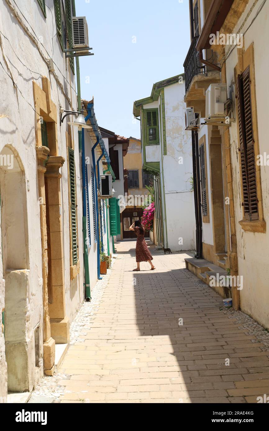 Strada nella vecchia Nicosia vicino alla zona demilitarizzata controllata dalle Nazioni Unite, o "linea verde" Foto Stock