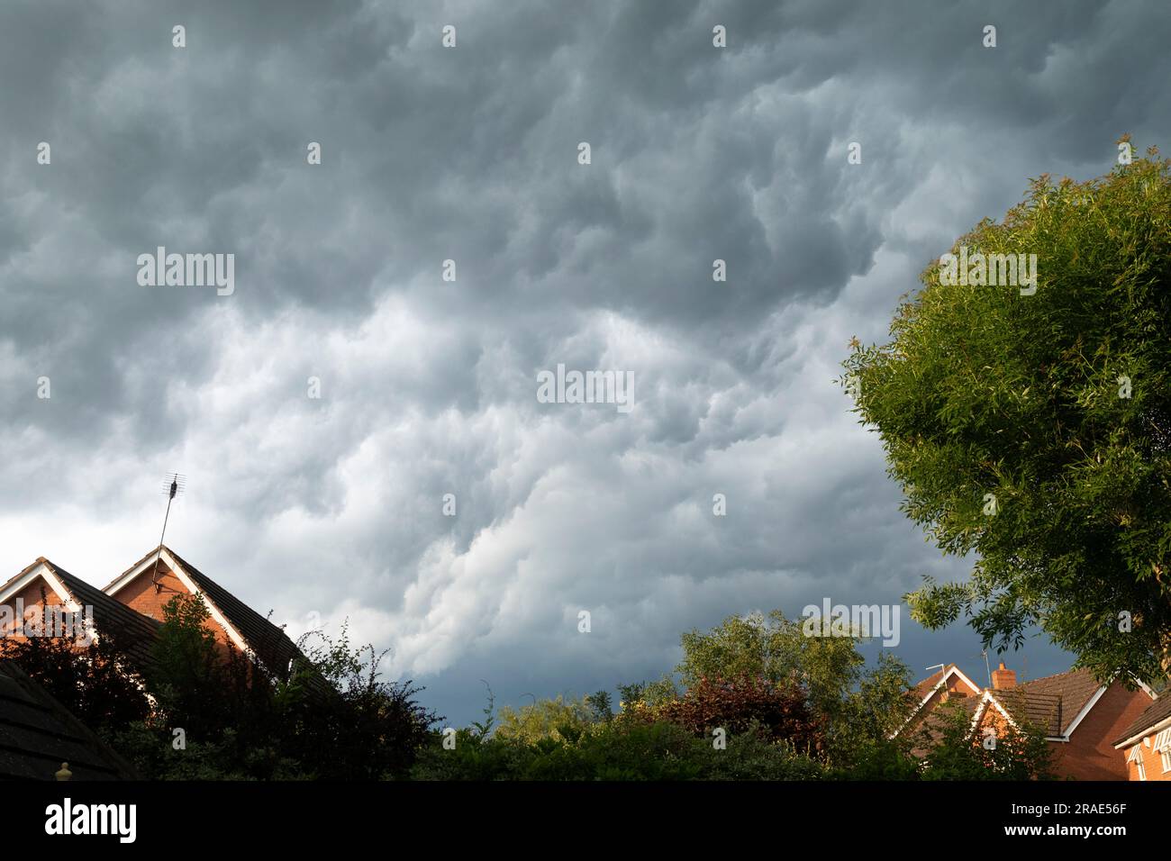 Nuvole di tempesta su una tenuta residenziale a Redditch, Worcestershire Foto Stock