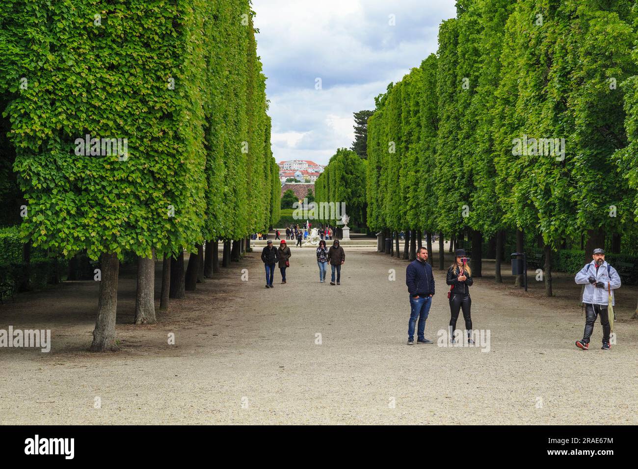 VIENNA, AUSTRIA - 14 MAGGIO 2019: Si tratta di persone non identificate in uno dei vicoli del Parco di Schonbrunn. Foto Stock