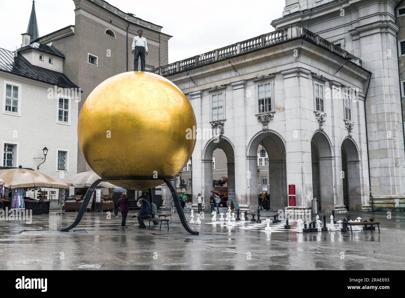 SALISBURGO, AUSTRIA - 20 MAGGIO 2019: Questo è il ballo d'oro, un monumento al dolciario Paul Furst, che ha creato il tradizionale chocol rotondo Mozartkugel Foto Stock