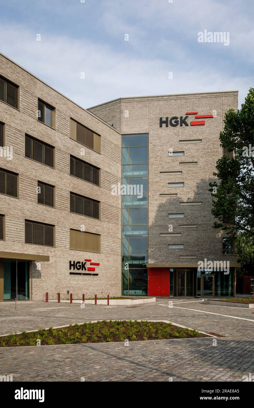 Sede centrale della Haefen und Gueterverkehr Koeln AG (HGK) presso il West Quay del porto di Niehler, Colonia, Germania. Unternehmenszentrale der Haefen Foto Stock