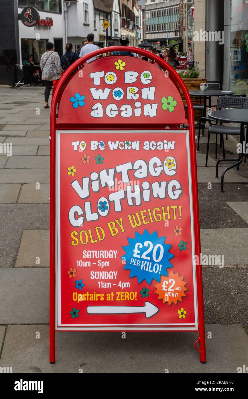 All'esterno del negozio Zero Carbon Guildford nel centro della città, troverai un'insegna sull'abbigliamento vintage, da indossare di nuovo, Surrey, Inghilterra, Regno Unito Foto Stock