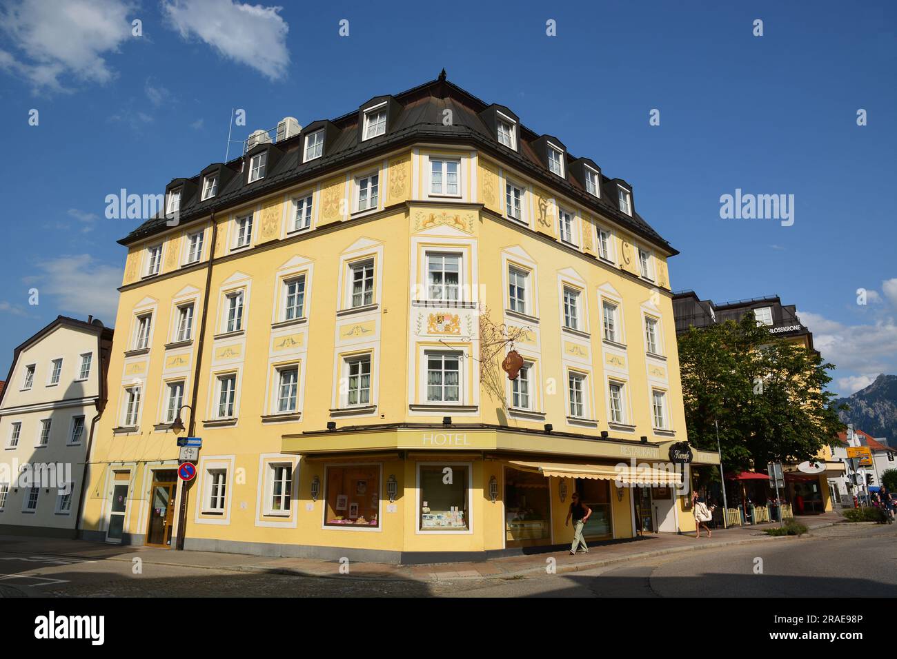 Fussen, Germania meridionale – 08.21.2021: Vista nella storica città di Fussen (Füssen), sotto le Alpi, Baviera, Germania Foto Stock