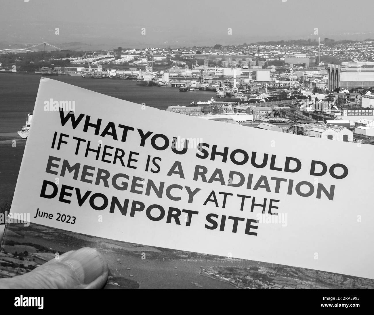 Monocromatico l'ultimo opuscolo Devonport Dockyard Radiation Leak distribuito ai residenti di Plymouth e Torpoint che fornisce consigli su cosa fare Foto Stock