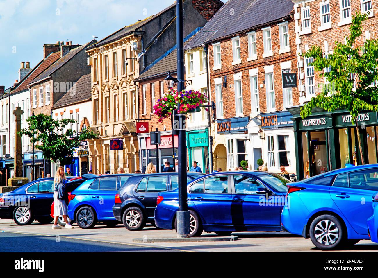 Northallerton High Street, Blue Cars, North Yorkshire, Inghilterra Foto Stock