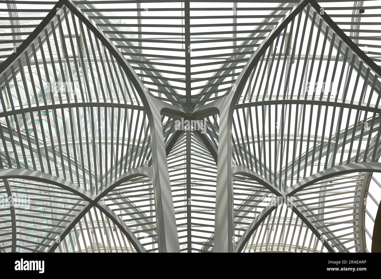 Colonna architettonica della cupola di vetro all'interno di un edificio per uffici Foto Stock