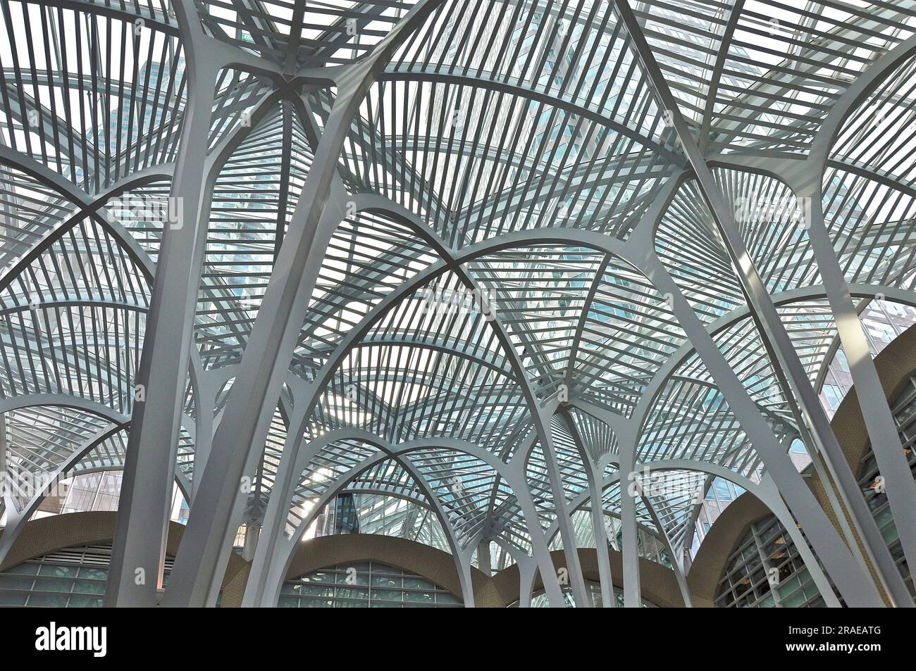 Colonna architettonica degli interni di un edificio per uffici Foto Stock