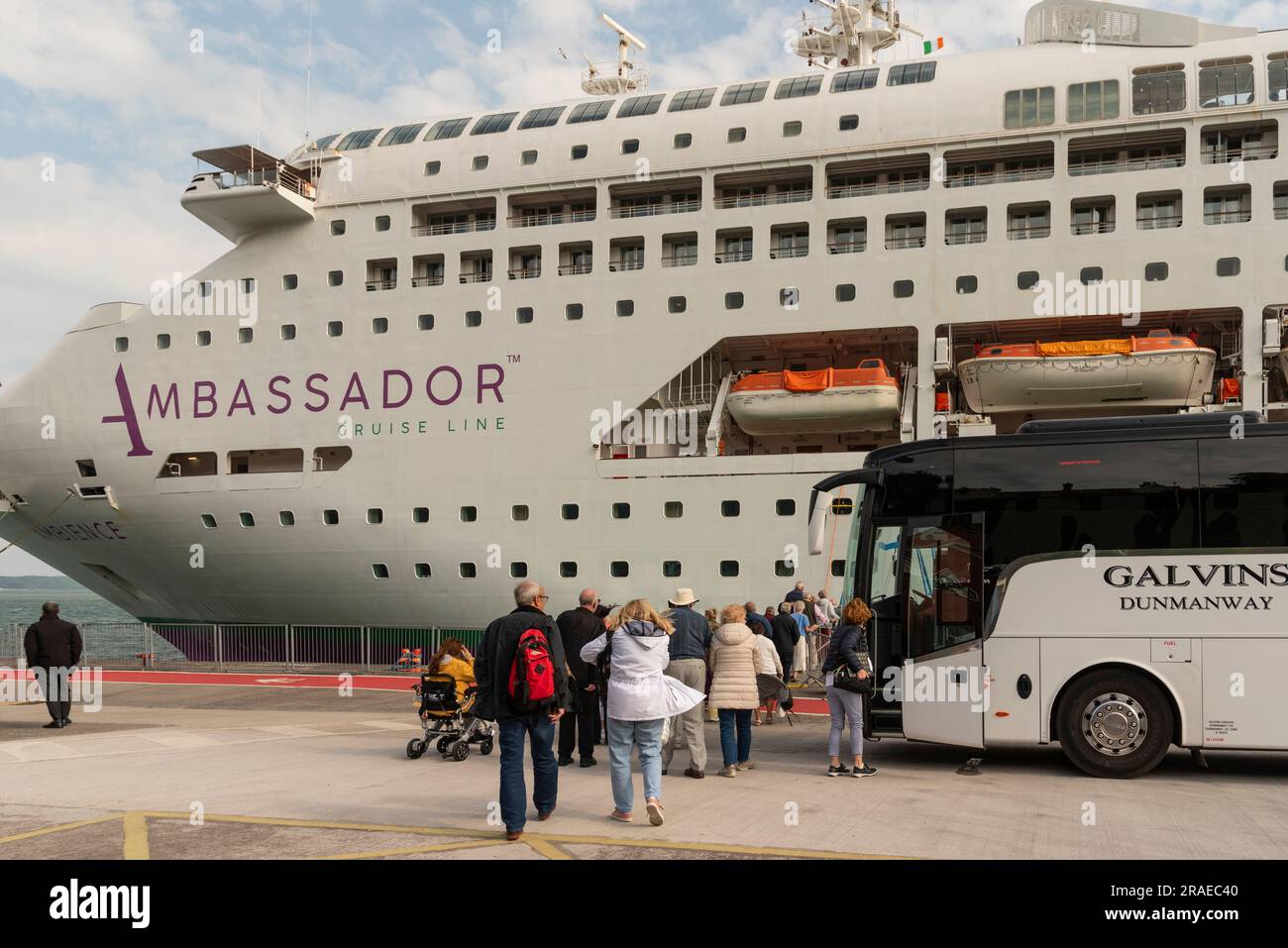 Cobh, Irlanda, UE. 9 giugno 2023. I passeggeri della crociera escono da un pullman per le escursioni e ritornano alla loro nave da crociera lungo il porto di Cobh, in Irlanda. Foto Stock