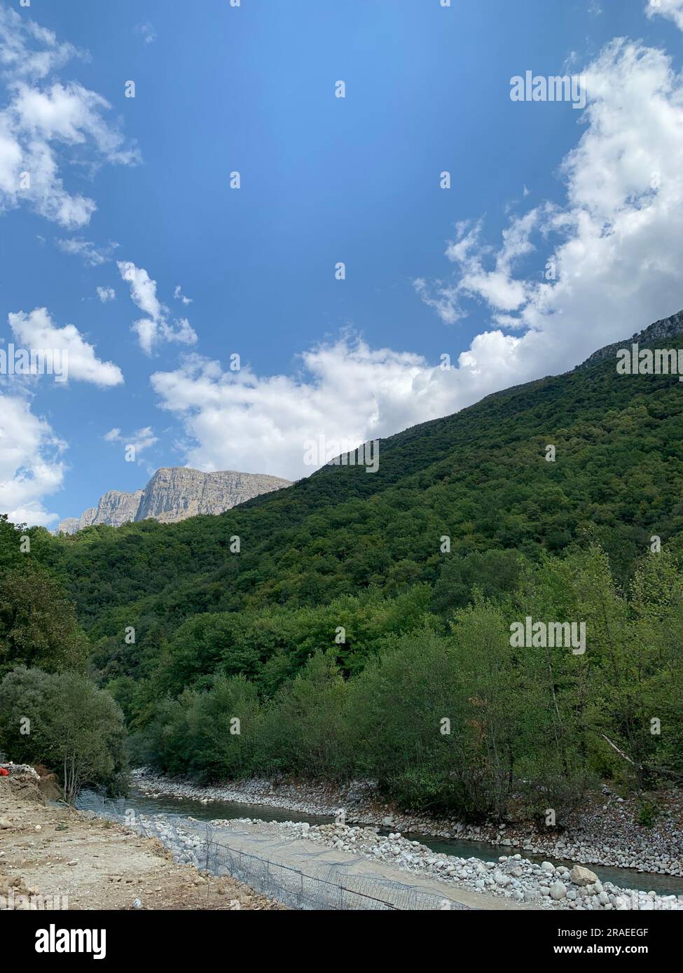 Monte Timfi visto in lontananza dalla Grecia nordoccidentale Foto Stock