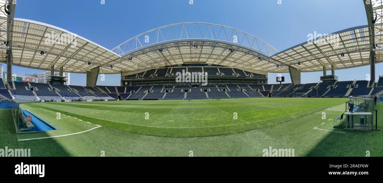 Porto Portugal - 06 05 2023: Vista panoramica interna del Dragon Stadium o Estadio do Dragão o Dragon Arena, uno stadio di calcio a tutti i posti a Porto Foto Stock