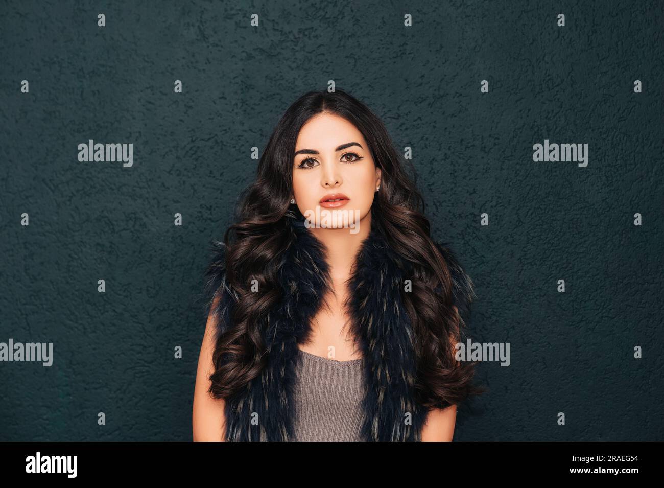 Ritratto di bellezza di una bella giovane donna con un trucco brillante e lunghi capelli neri Foto Stock