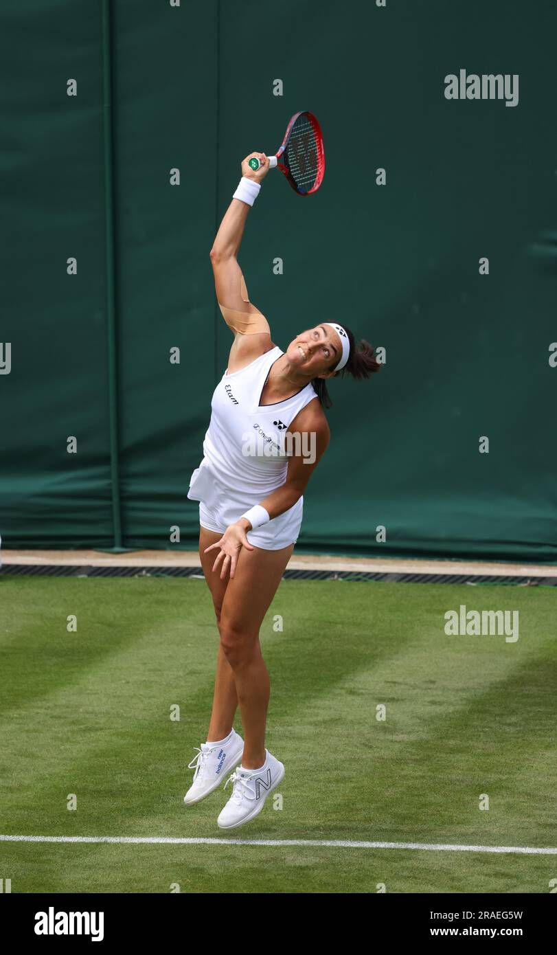 Wimbledon. La francese Caroline Garcia, la testa di serie numero 5, in azione durante l'azione al primo turno contro Katy Volynets degli Stati Uniti. 3 luglio 2023. Il giorno di apertura a Wimbledon. Crediti: Adam Stoltman/Alamy Live News Foto Stock