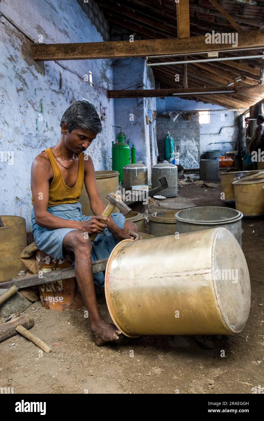 Un uomo che produce utensili in ottone Anda ad Anupparpalayam a Tiruppur Tirupur, Tamil Nadu, India meridionale, India, Asia Foto Stock