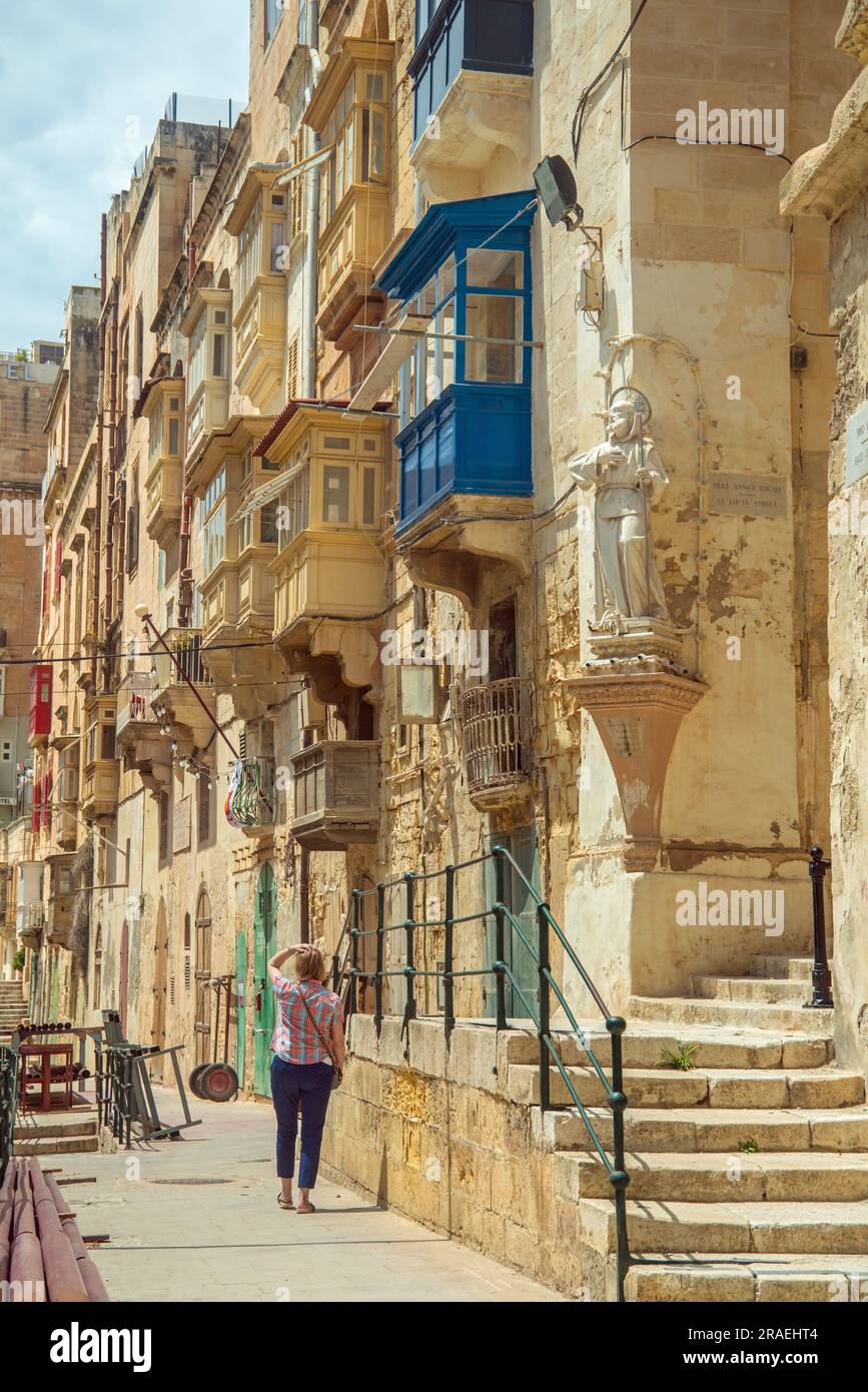 Passeggia lungo l'affascinante East Street a la Valletta, Malta Foto Stock