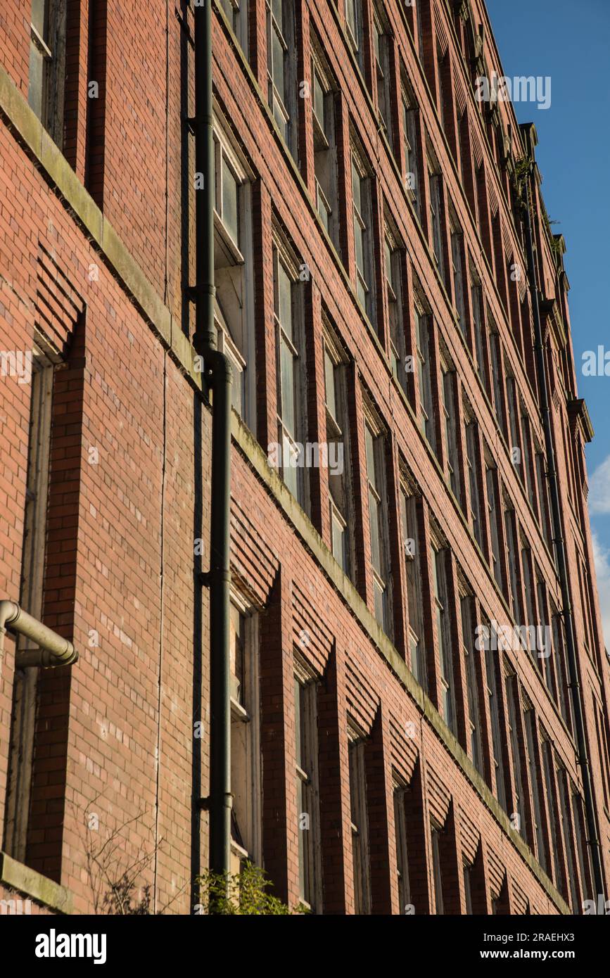 Guardando l'edificio East Mill in mattoni rossi a Belper, Derbyshire, Inghilterra Foto Stock