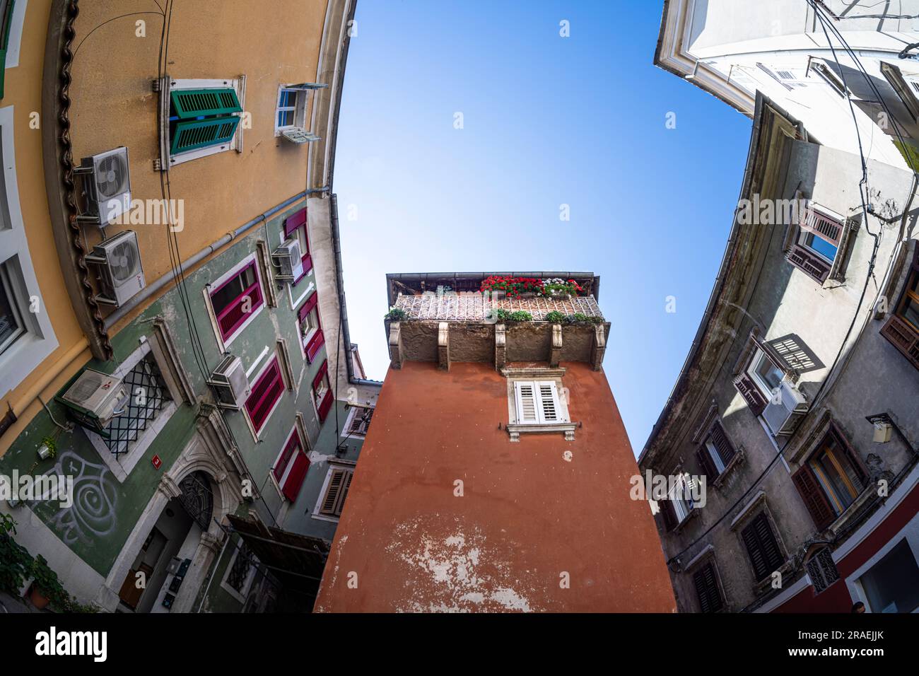 Capodistria, Slovenia. 2 luglio 2023. vista a occhio di pesce di un antico balcone tra gli edifici storici del centro città Foto Stock