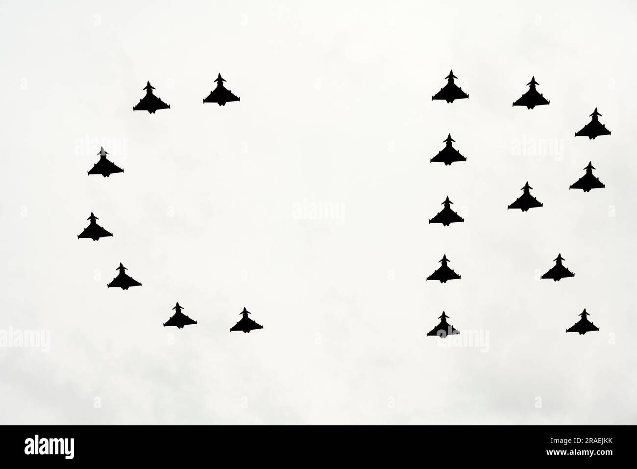 I caccia Typhoon della RAF volano in formazione verso Londra per le celebrazioni di compleanno di King Charles Foto Stock