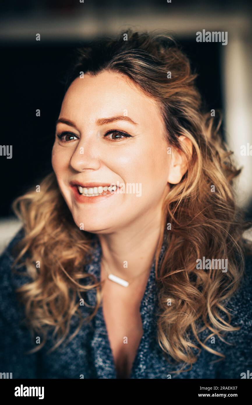 Ritratto ravvicinato di una donna di 35-40 anni con i capelli biondi Foto Stock