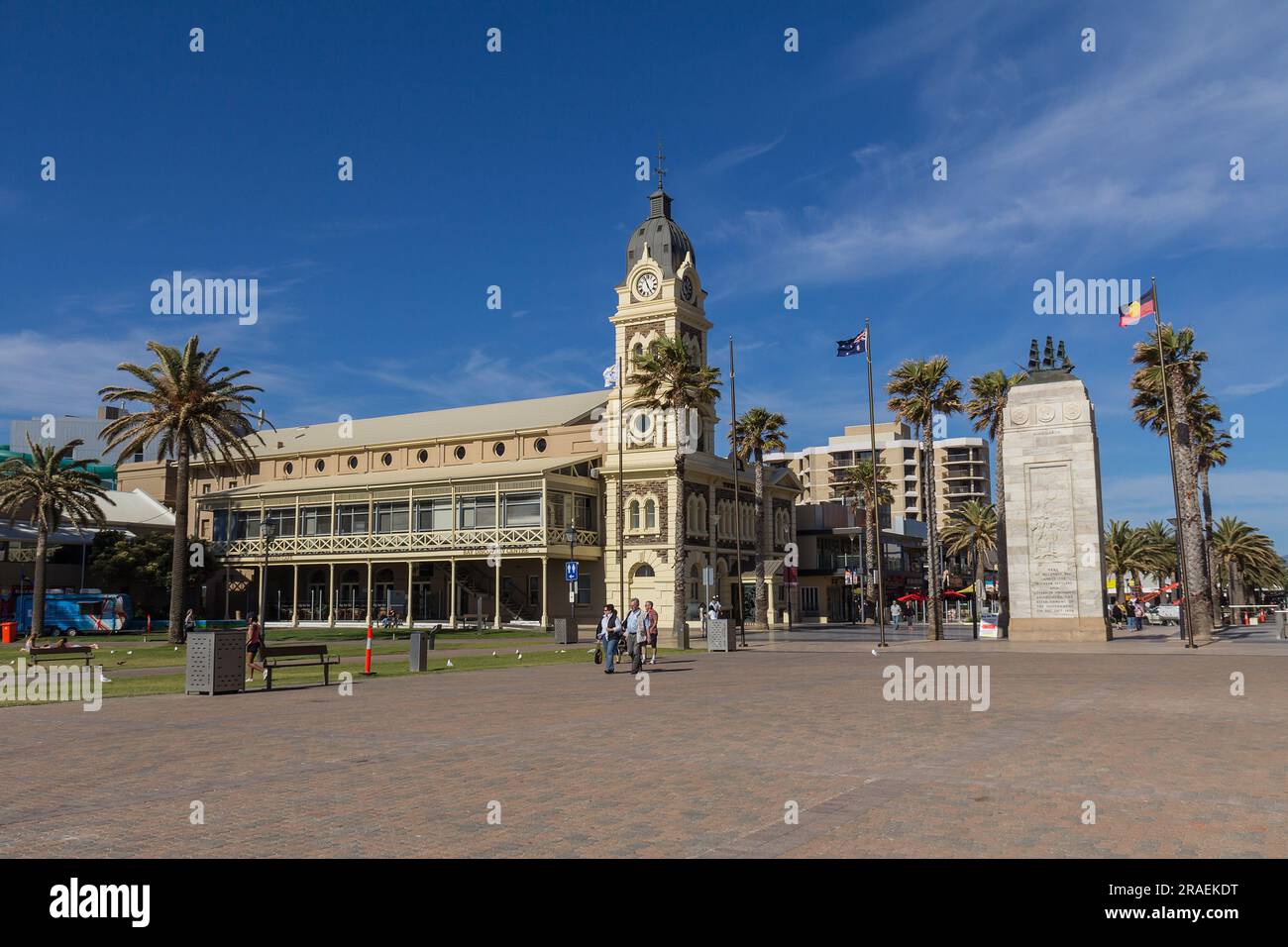 Moseley Square con il Pioneer Memorial al centro. Moseley Square è una piazza pubblica nella città di Holdfast Bay a Glenelg, Adelaide, Australia, novembre 2012. Foto Stock