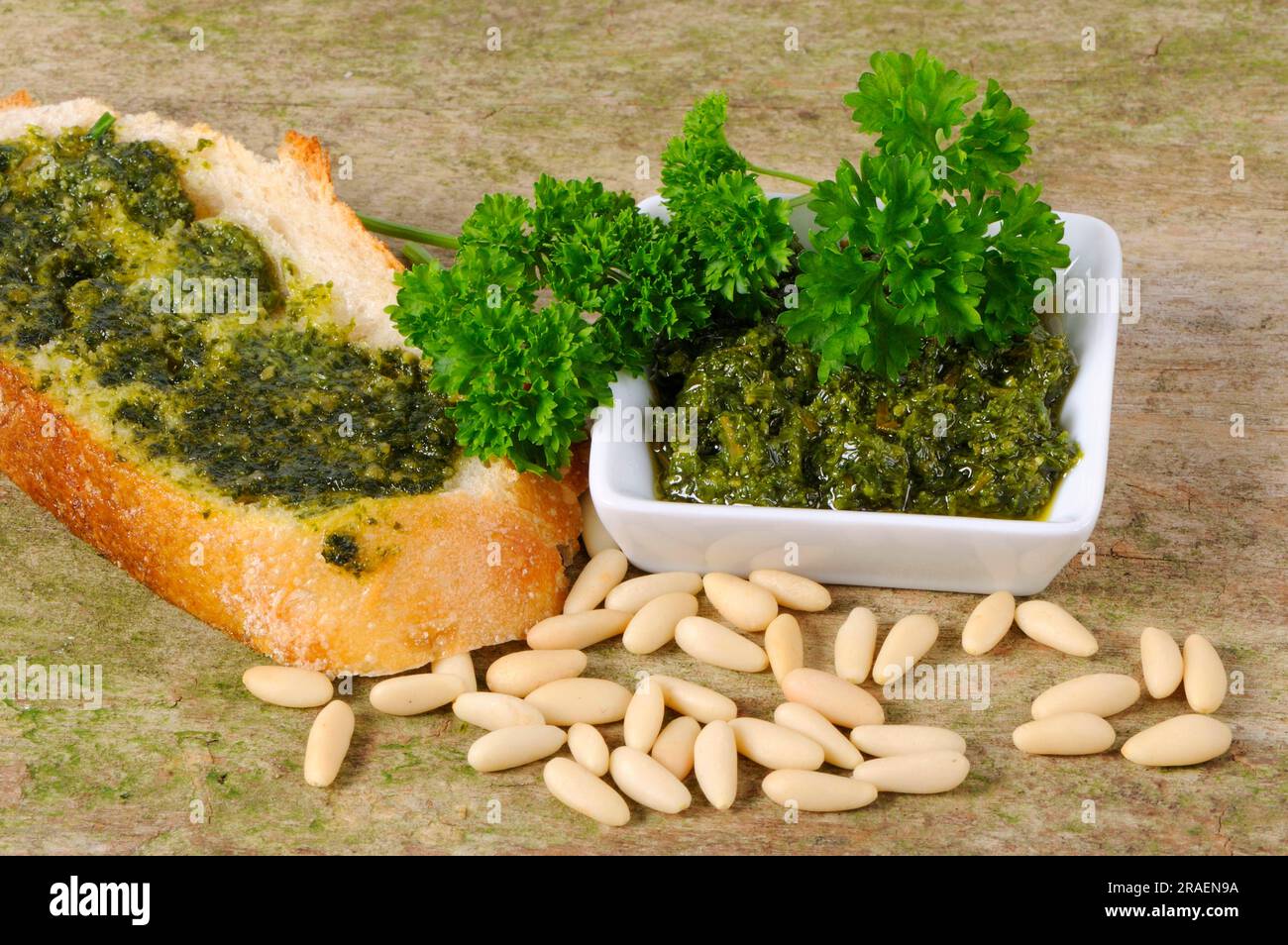 Pesto alle erbe con prezzemolo, pane Foto Stock