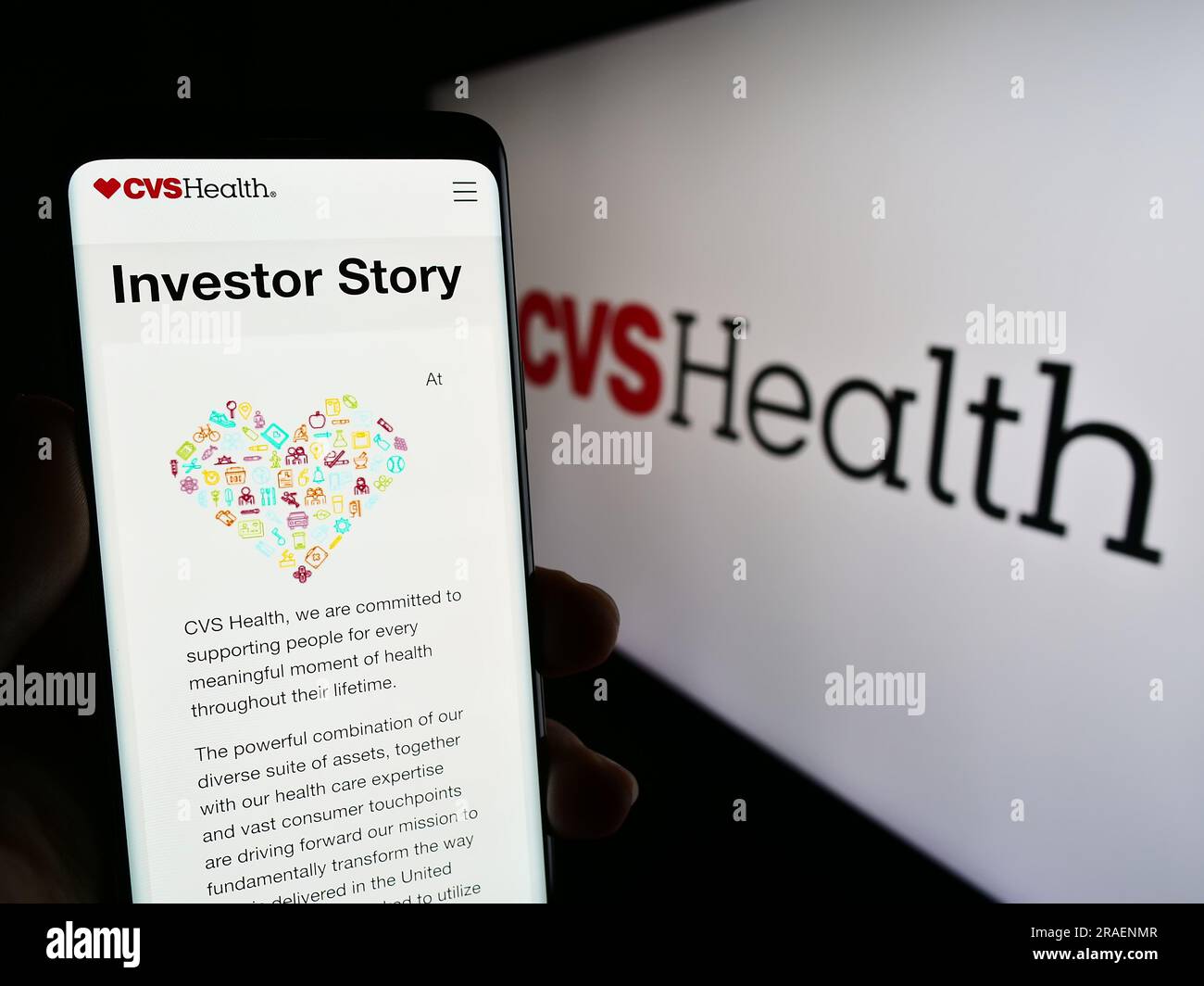 Persona in possesso di cellulare con sito web della società sanitaria statunitense CVS Health Corporation sullo schermo con logo. Concentrarsi sul centro del display del telefono. Foto Stock