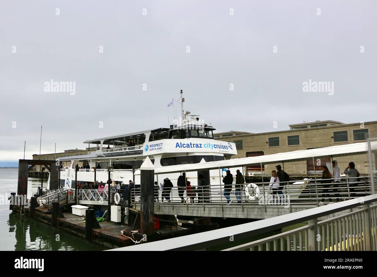 I turisti che salgono a bordo della barca turistica Atlantic Clipper al molo 33 sulla strada per l'isola di Alcatraz e la prigione di San Francisco California USA Foto Stock