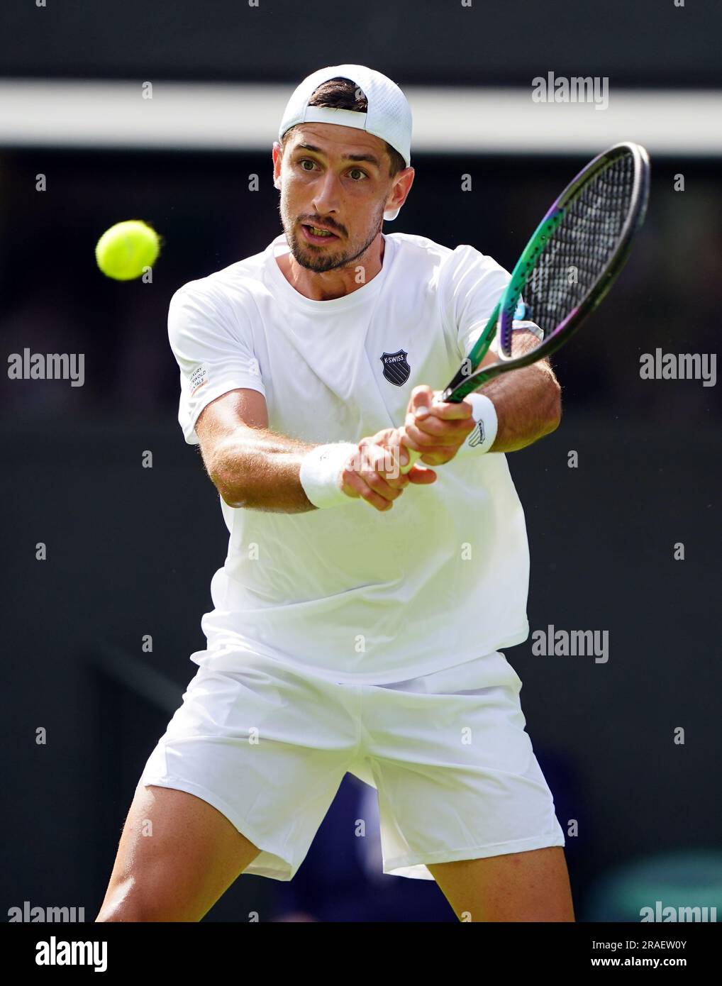 Pedro Cachin in azione contro Novak Djokovic (non nella foto) il primo giorno dei Campionati di Wimbledon 2023 all'All England Lawn Tennis and Croquet Club di Wimbledon. Data immagine: Lunedì 3 luglio 2023. Foto Stock