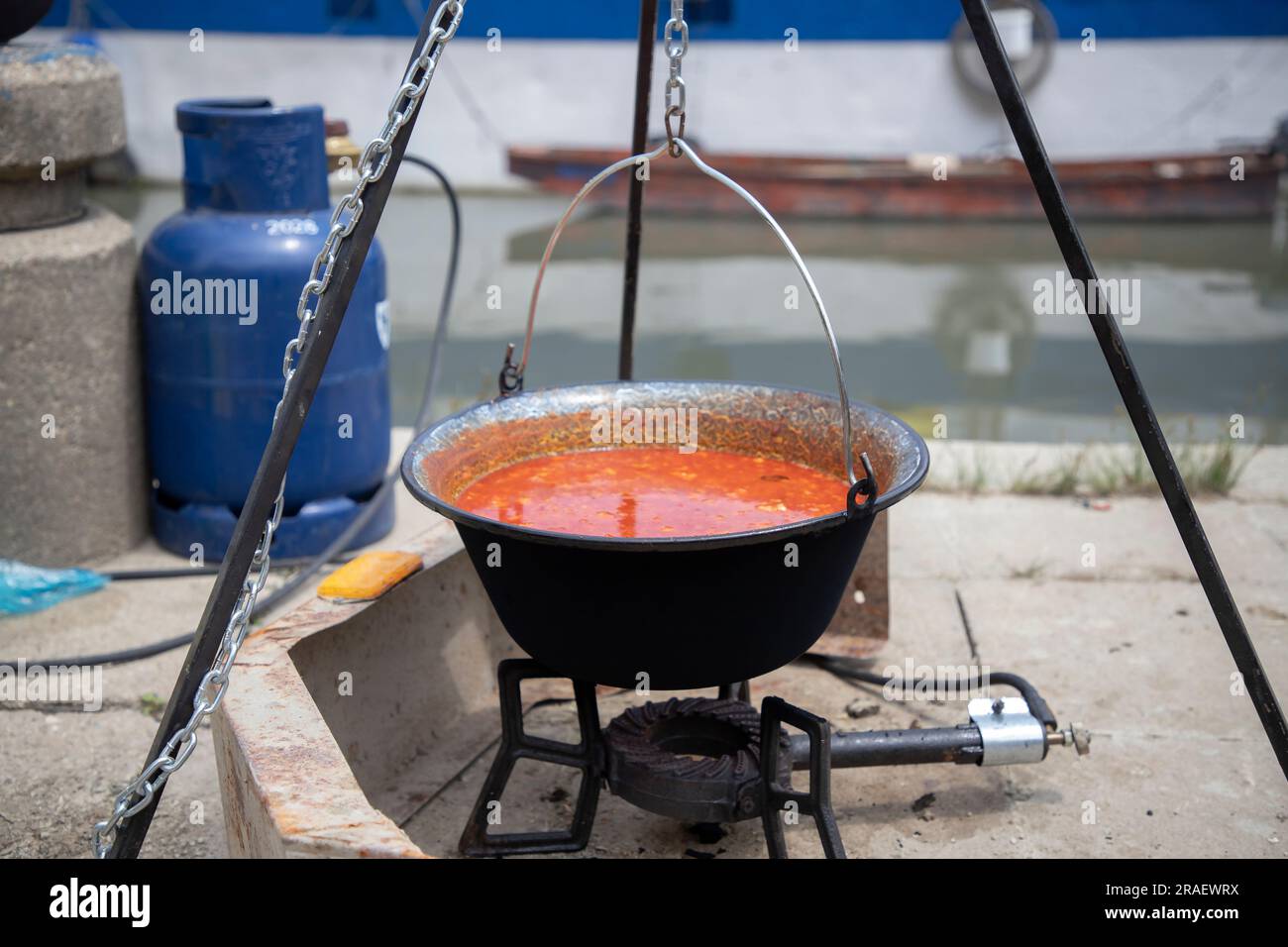 Zuppa di pesce d'acqua dolce appena cucinata in un piatto di pesce all'aperto sulla riva del Danubio Foto Stock