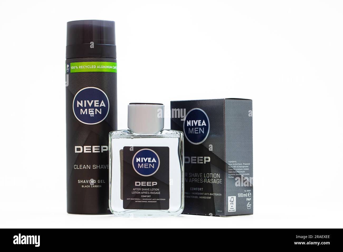 Berlino, Germania - 30 giugno 2023: Gel per la rasatura Deep Clean NIVEA Men e lozione dopobarba su sfondo bianco Foto Stock